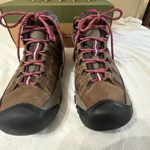 NWB Keen Hiking Boots